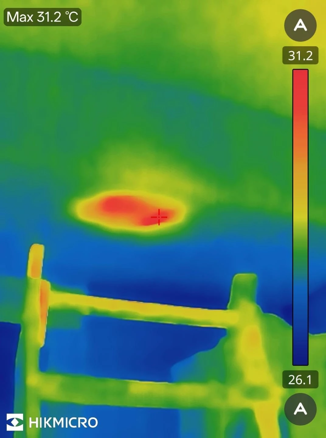 Imagen termográfica HIKMICRO de techo durante inspección de plagas en Querétaro — SAR Control de Plagas. Rango 26.1°C – 31.2°C